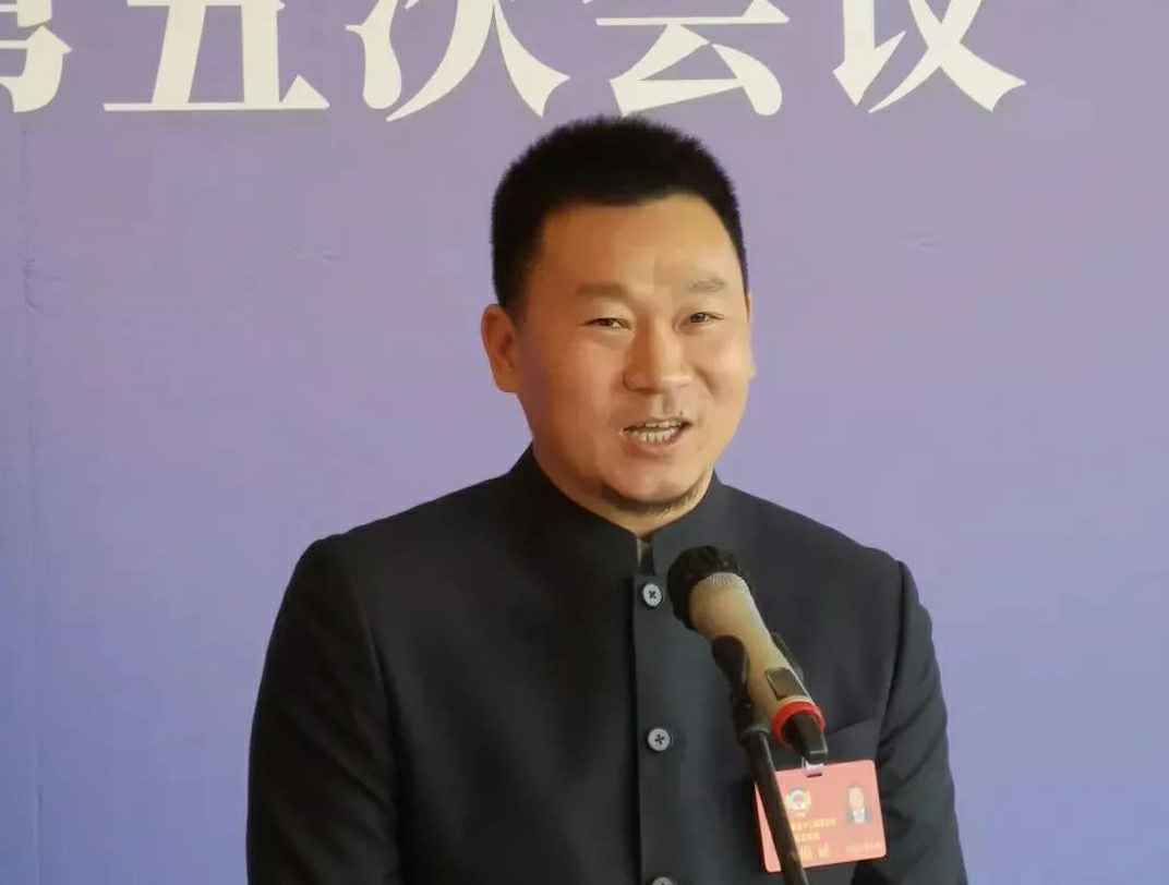 为进一步展示市政协团结、民主、开放、自信的形象，向市民和网友展示政协委员的履职风采，中山市政协十二届五次会议在2月4日上午开幕前开设“委员通道”，市政协委员、球友会-球友会(中国)公司总经理陈朝阳走进“委员通道”，回应社会关切的问题。他就如何做好城市应急管理规划的问题进行发言，并回答记者提问。.jpg